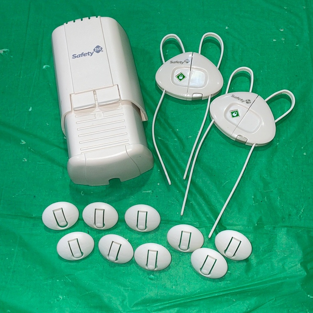 VGUC Lot Safety First 1st Child Baby Proof Outlet Plug Covers Cabinet Door Locks